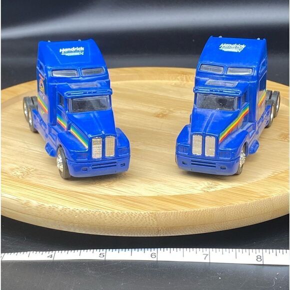 2 loose Jeff Gordon Hendrick 5” semi tractor without trailers in good condition - Picture 2 of 9
